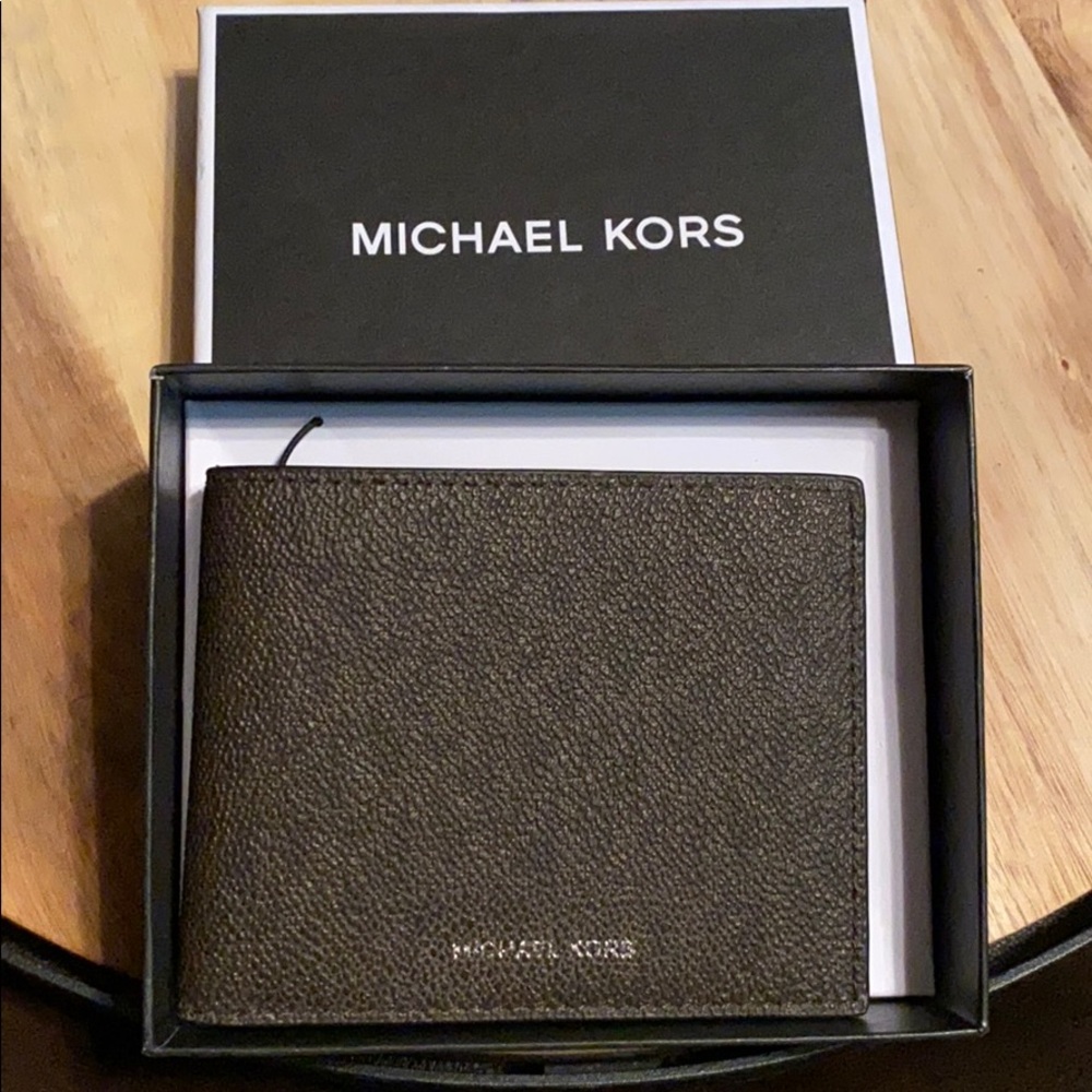 Jet Set MK Slim billfold wallet. - Picture 4 of 8